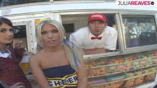 Сатушы балмұздақ трахается үшеуі өз фургоне бастап балмұздақ