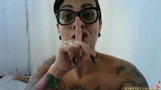 אישה מתעוררת בעיתונות וזה מסתיים עם החלב מטפטף למטה בצד