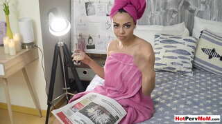 Nui pride latina cougar mama te eke i runga i tona stepsons dick