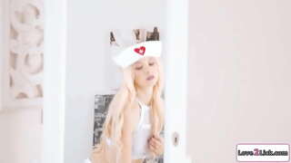 چھوٹی چوچیان سنہرے بالوں والی کے کپڑے تک کے طور پر ایک نرس کے لئے ایک جوا.وہ اس کی دیکھ بھال کرتا ہے اس busty gf اور کے licks اور انگلیاں اس کی cunt.وہ facesits اس shes کے طور پر ڈالا