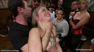 Blonde dominatrix Lorelei Lee ceangail gagged blonde ar a ghlúine agus canes léi as an slua in áit phoiblí, ansin James Deen agus strainséir gangbangs a Blonde dominatrix Lorelei Lee ceangail gagged blonde ar a ghlúine agus canes léi as an slua in áit phoiblí, ansin James Deen agus strainséir gangbangs a