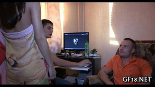 Сімпатычная дзяўчына-падлетак стаіць на рак