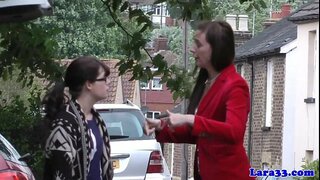 Inglês maduro pickingup inocente estudante