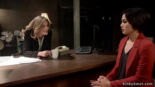 Kakaho moe wahine āhia fucks kurua ia hoki te āpiha ki te here i runga i te tikaokao