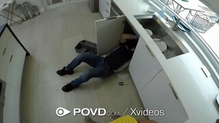 Big dick slides katika tight brunette pussy