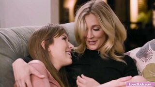 Nevlastní máma dostane její zadek prsty a olízl nevlastní dcera