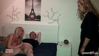 Горячая мамочка с огромными сиськами застукала свою лучшую подругу за лесбийским сексом и согласилась на тройничок Горячая мамочка с огромными сиськами застукала свою лучшую подругу за лесбийским сексом и согласилась на тройничок