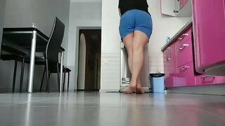 Mama se igra u kuhinji. Веома напаљени и мокра Маца