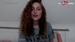 Horúce nemecký amatérsky babe používa tuk dildo natiahnuť jej tesnej mačička a hlasno narieka, až kým sa cums