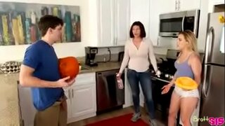 Plížit se s nevlastní sestrou, zatímco máma dělá labore domů Plížit se s nevlastní sestrou, zatímco máma dělá labore domů