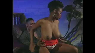 Μαύρο γλείφει τριχωτό μουνί εβένινο μωρό μου και fucks doggy style στην καρέκλα