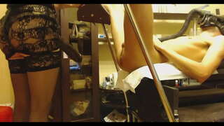 ���ុរសម្នាក់ចំណាយពេលដ៏មហិមា Strapon ឡើងរបស់សត្វលា